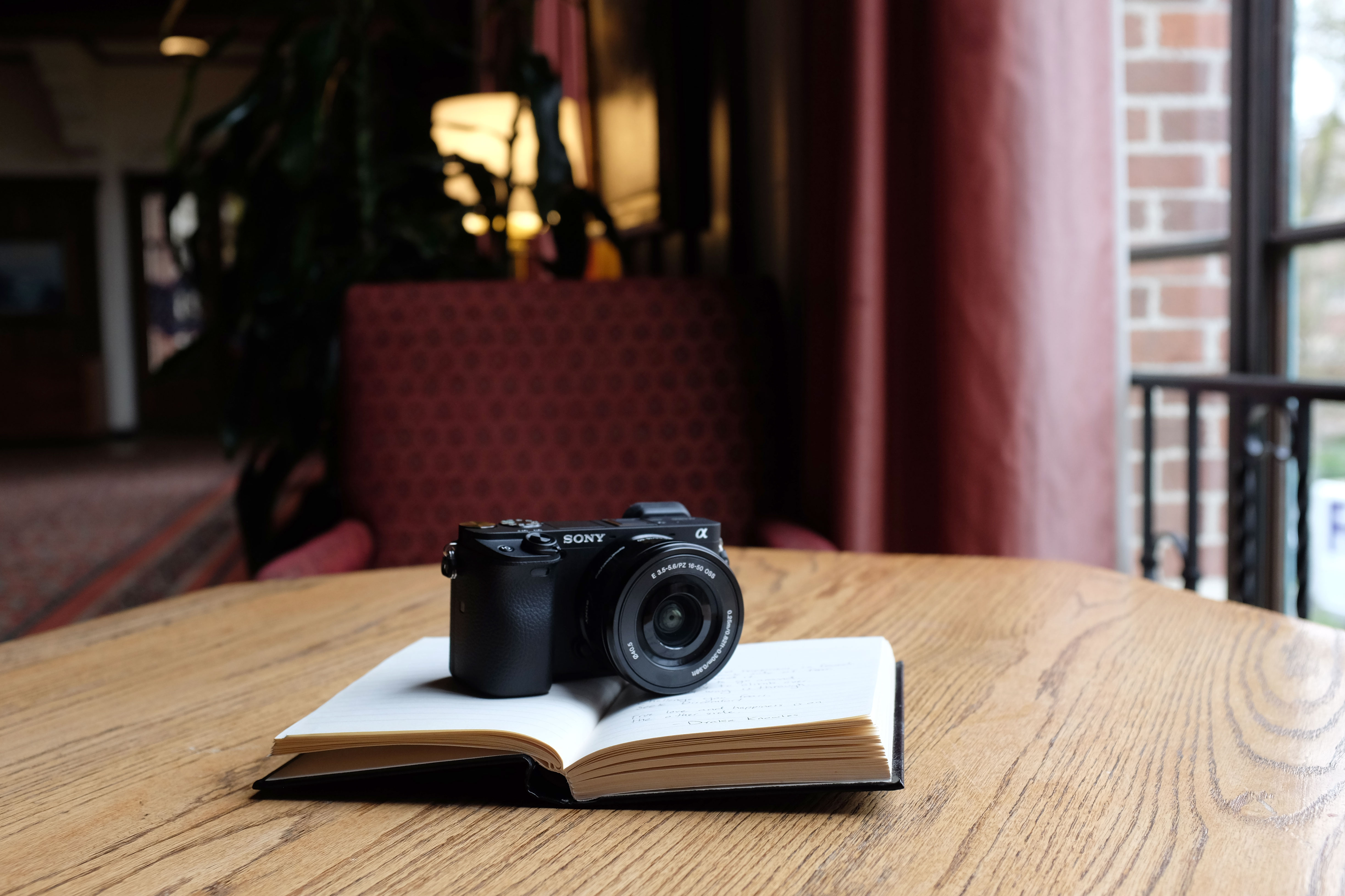 デジタルカメラ Sony a6400 2025 INTERNATIONAL Sony 16-50 Sony Alpha a6400 Mirrorless Digital Camera with 16-50mm Lens