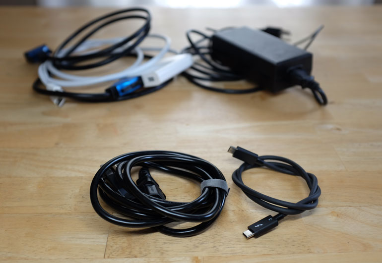 benq-4k-monitor-thunderbolt-cable