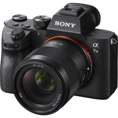 sony-35mm-f18-lens