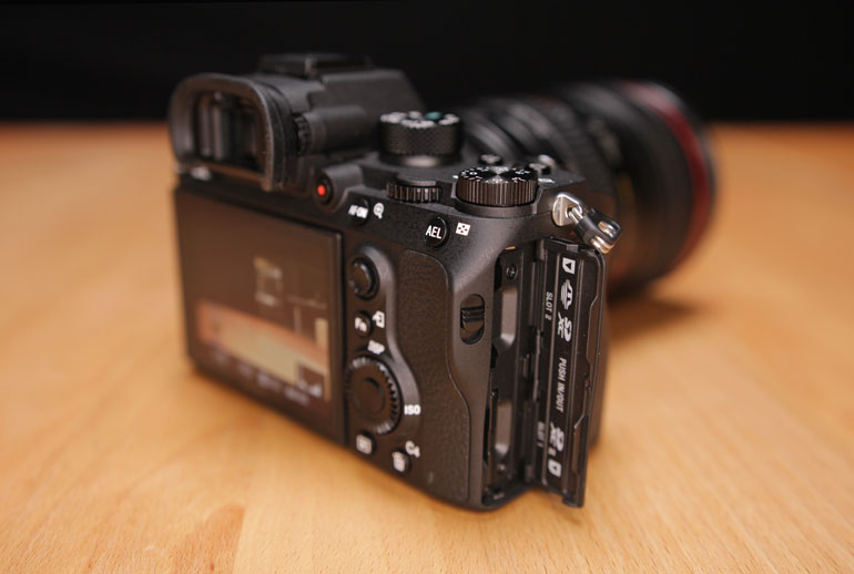 sony-a9-dual-card-slots-sdxc-sd-media